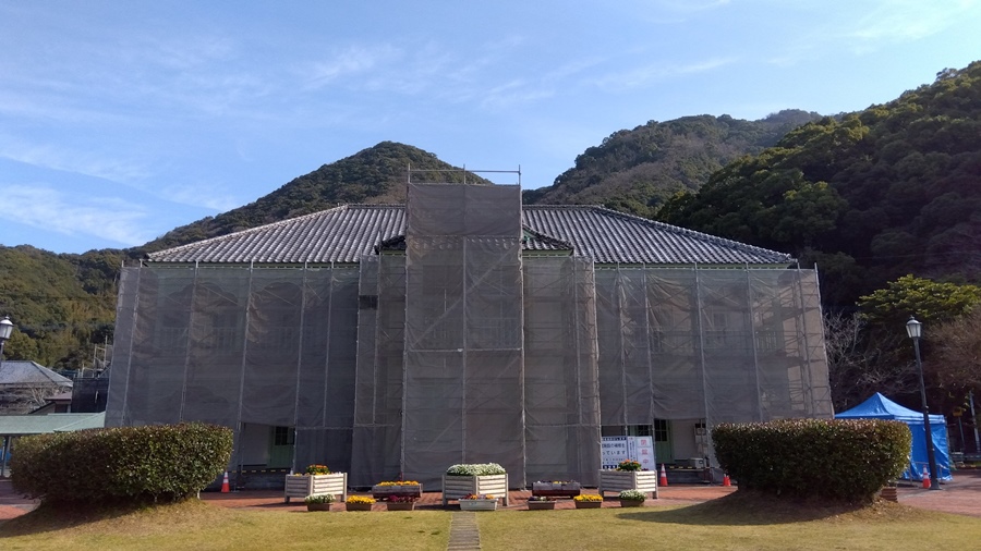 工事中の浦島屋。